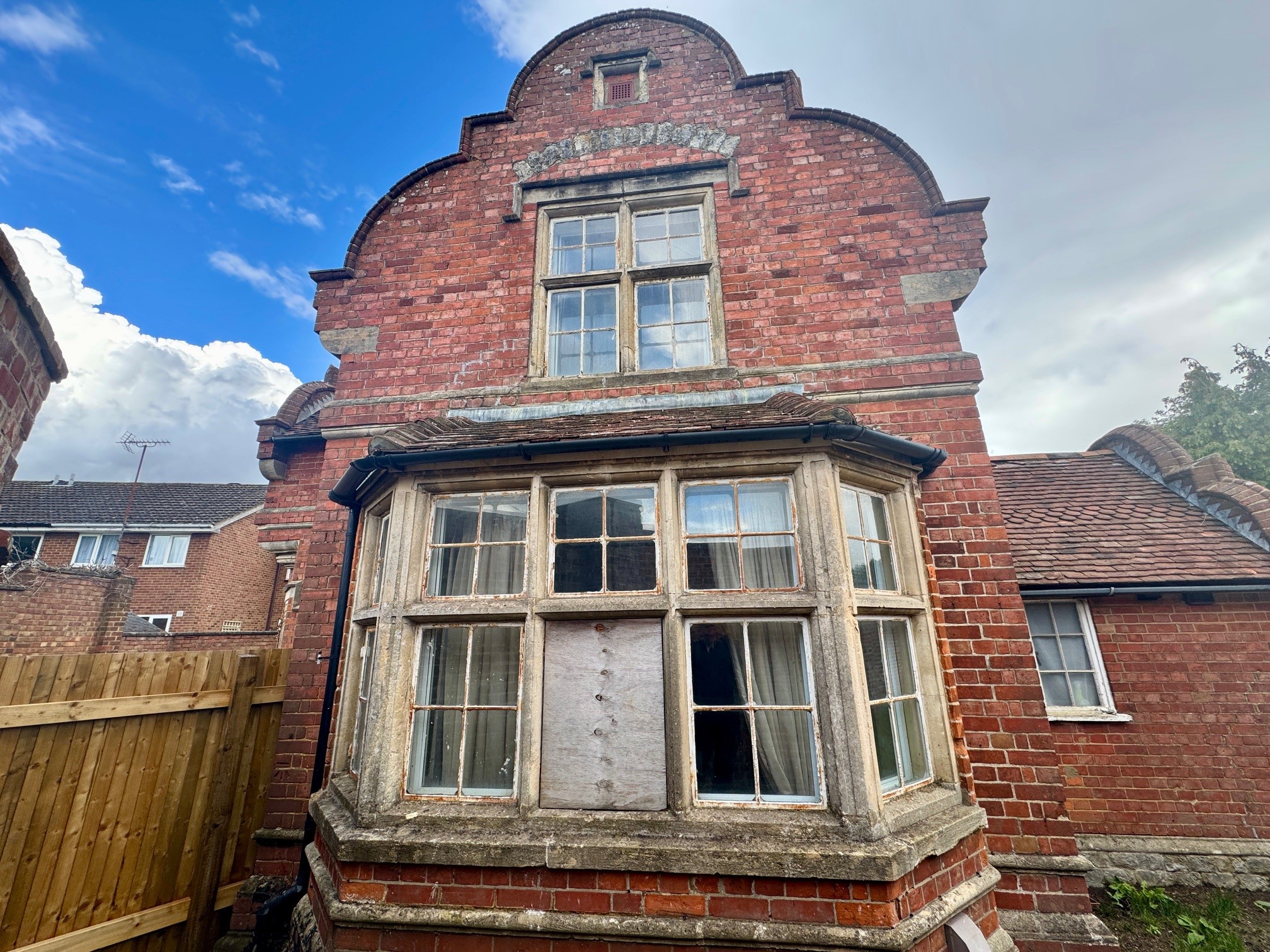 Lot: 181 - PERIOD THREE-BEDROOM LODGE HOUSE FOR IMPROVEMENT -